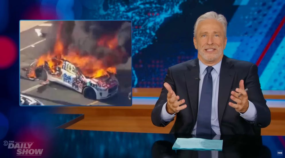 Erhitzt: ein brennendes selbstfahrendes Taxi der Google-Firma Waymo – und Jon Stewart.