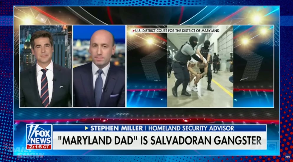 Wenn Stephen Miller «Deport, deport, deport» ruft, meint er nicht «Fox News»-Moderator Jesse Watters (links), sondern Eingewanderte (ganz rechts im deftigen Polizeigriff in El Salvador).