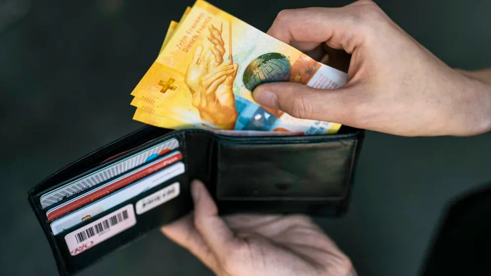 Les Suisses tiennent à l'argent liquide même s'ils y ont de moins en moins recours (photo d'illustration).