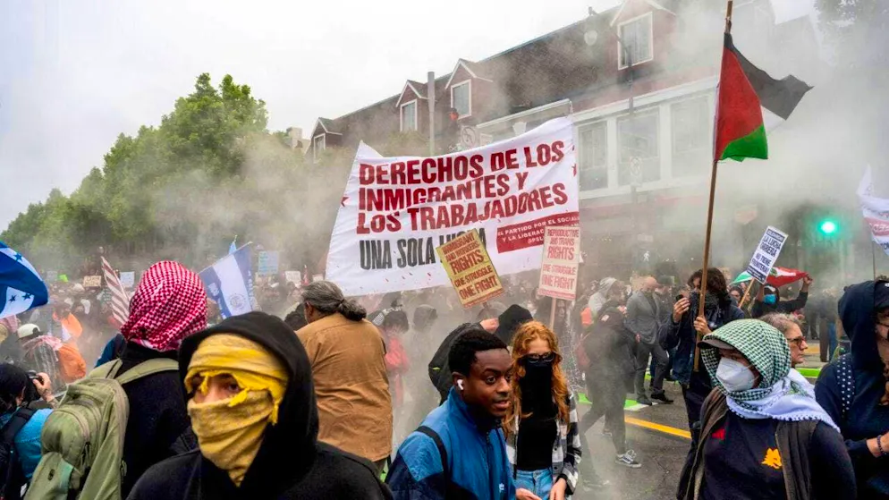 Demonstrators protesting U.S. Immigration Customs Enforcement raids march through San Francisco's Mission neighborhood. Photo: Noah Berger/FR34727 AP/dpa