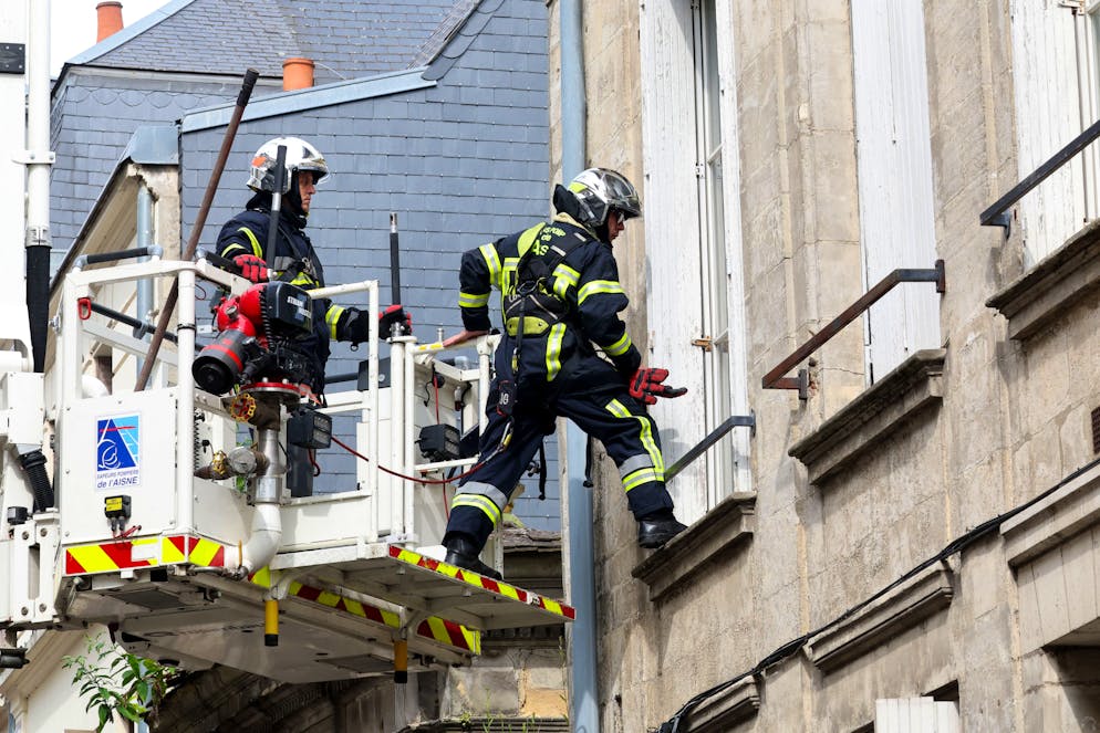 Les corps de deux pompiers volontaires de 22 et 23 ans, ensevelis lundi soir sous des décombres alors qu'ils intervenaient sur l'incendie d'un immeuble à Laon, ont été retrouvés sans vie mardi, a annoncé la préfecture du département.