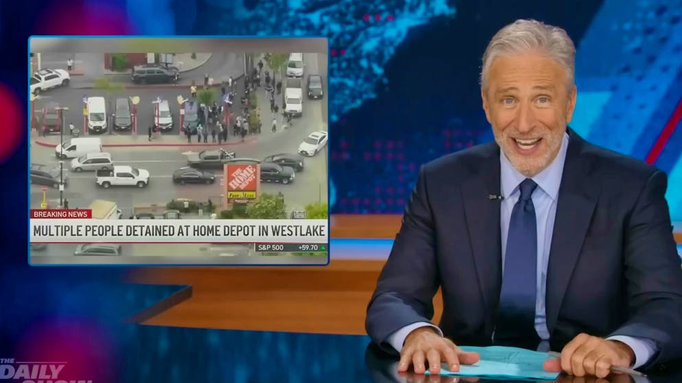 Late Night USA. Scontri in California, Jon Steward: «Sapete perché la m***a si intensifica ora? Da cosa distrae?»