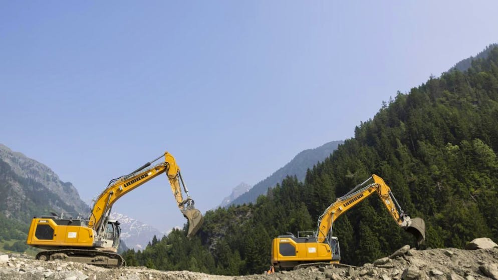 Douze pelleteuses ont été mobilisées dans le secteur du torrent du Fregnoley, ce mardi.