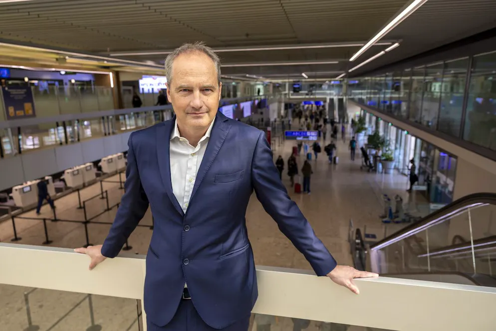 Gilles Rufenacht, directeur général de Geneve Aeroport (GVA), pose pour le photographe dans le hall check-in a l'issue de la presentation des resultats financiers 2024 et du rapport annuel 2024 de Geneve Aeroport lors d'une conference de presse, ce mardi 25 mars 2025 a Geneve.