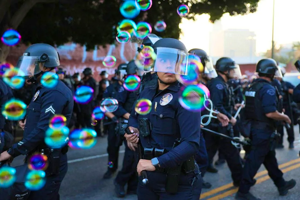 Protests L.A.. Lighter bullets were also used: here, police officers march through soap bubbles.