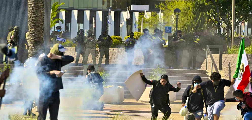 Protests L.A.. Not everyone is quite so steadfast: activists flee from the tear gas.