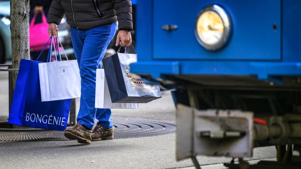 En Suisse, le climat de consommation s'est quelque peu détendu en mai. Les ménages ont gagné en sérénité quant à leur situation financière. (archives)