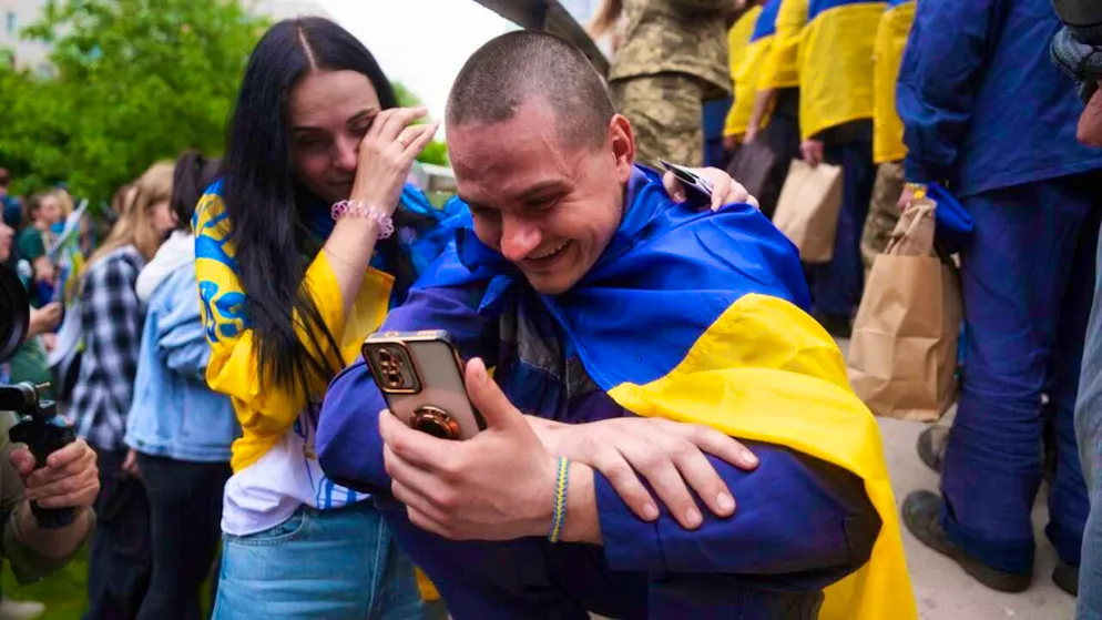 ARCHIVE - A Ukrainian soldier talks to a relative on the phone after returning from captivity as part of a prisoner of war exchange between Russia and Ukraine. Russia and Ukraine have continued their exchange of prisoners of war. Photo: Evgeniy Maloletka/AP/dpa