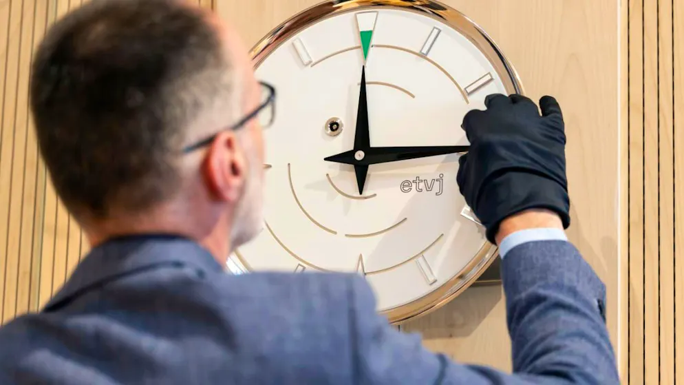 L'horloge, sous verre, est dotée d'un mouvement entièrement mécanique, dont l'énergie est fournie par un poids de 2 kg, remonté à la main une fois par mois. Son cadran, choisi par le Bureau du Grand Conseil, rappelle l'hémicycle de la salle plénière.