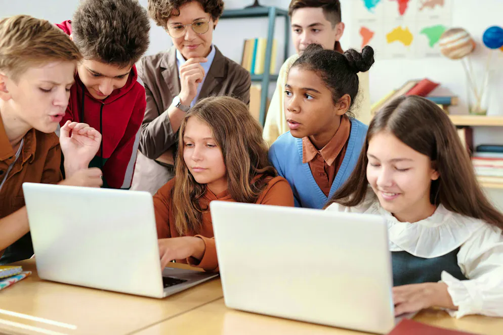 Whether for text translations or math problems - the JAMESfocus study shows: Young people use AI primarily for school lessons.