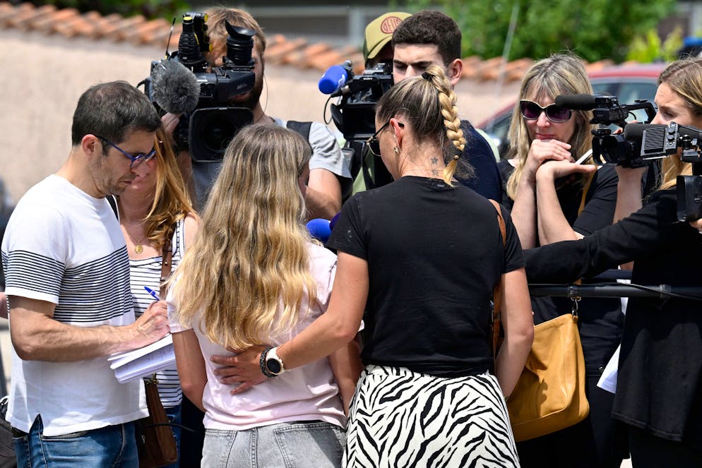 Une adolescente et sa mère, proches de la victime, répondent aux journalistes devant un lycée après qu'une assistante pédagogique de 31 ans a été poignardée par un élève de 15 ans lors d'un contrôle de sac à Nogent, dans l'est de la France, le 10 juin 2025.