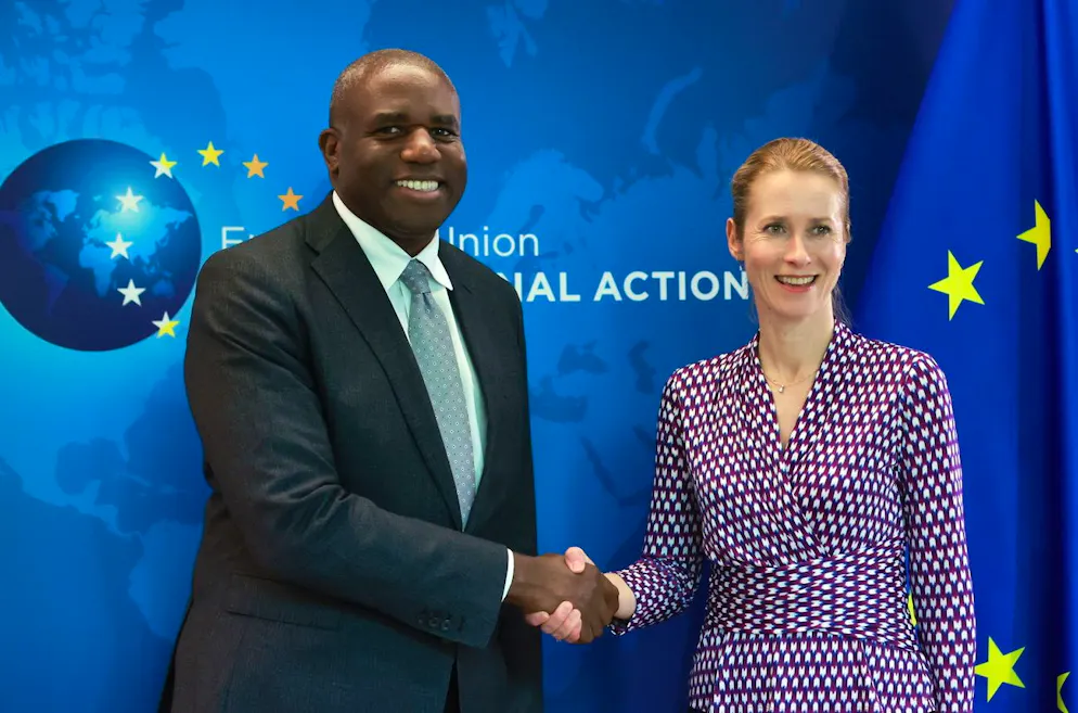 La haute représentante de l'Union européenne pour les affaires étrangères et la politique de sécurité, Kaja Kallas, accueille le ministre britannique des Affaires étrangères, David Lammy, avant une réunion à Bruxelles, en Belgique, le 11 juin 2025. Le Royaume-Uni et l'Espagne ont conclu un accord sur l'avenir de Gibraltar, mettant fin à quatre années de négociations intermittentes.