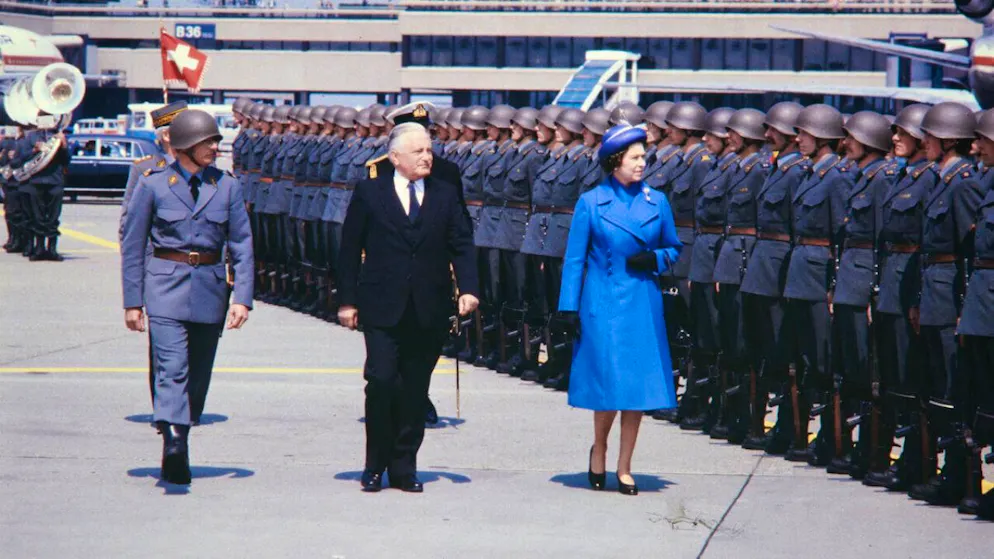 Séjours des têtes couronnées en Suisse, présentés au Musée national - Gallery. Le 29 avril 1980, le président de la Confédération Georges-André Chevallaz accueille Elizabeth II à l'aéroport de Zurich
