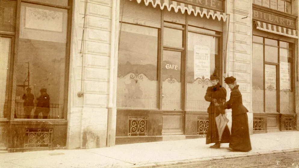 Séjours des têtes couronnées en Suisse, présentés au Musée national - Gallery. La veille de son assassinat à Genève, l'impératrice "Sissi" d'Autriche se trouvait à Territet, près de Montreux (VD). Il s'agit de la dernière photo la montrant. Les autorités suisses avaient proposé à l’impératrice une protection policière, mais elle y avait renoncé.