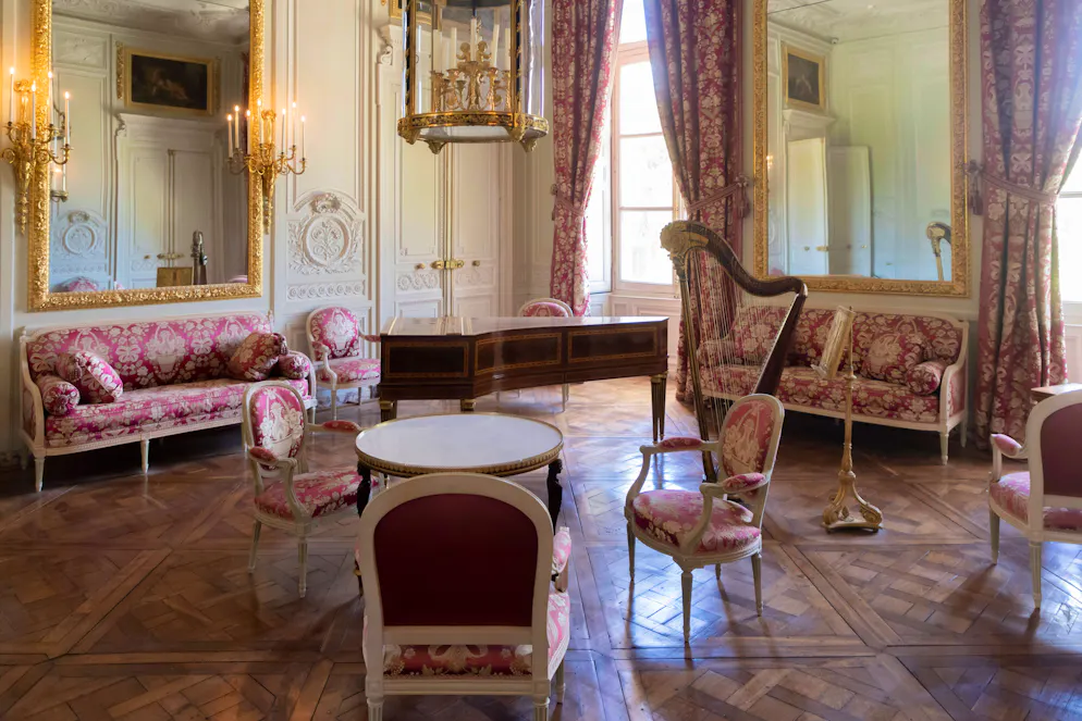 Six personnes, au premier rang desquelles l'expert référence du mobilier royal du XVIIIe et un menuisier-ornemaniste de réputation internationale, ainsi qu'une prestigieuse galerie d'antiquaires ont comparu au début du printemps près de Paris, en lien avec un trafic de fausses chaises d'époque entre 2008 et 2015. (image prétexte)
