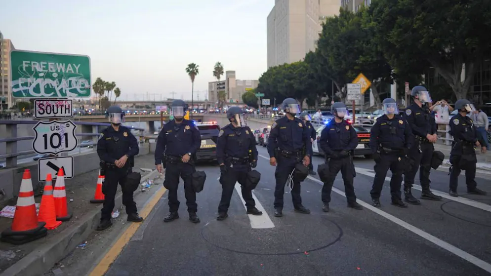 Calme précaire à Los Angeles, les manifs s'étendent aux USA - Gallery. Les rues sont restées relativement calmes mardi dans le centre-ville de Los Angeles.