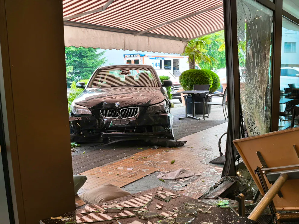Quattro persone sono rimaste ferite nell'incidente. 