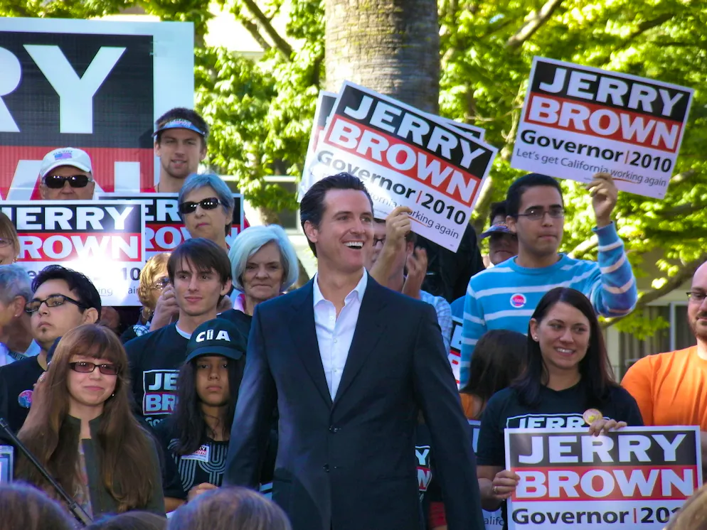 Newsom durante un'apparizione per la campagna elettorale nell'ottobre 2010.
