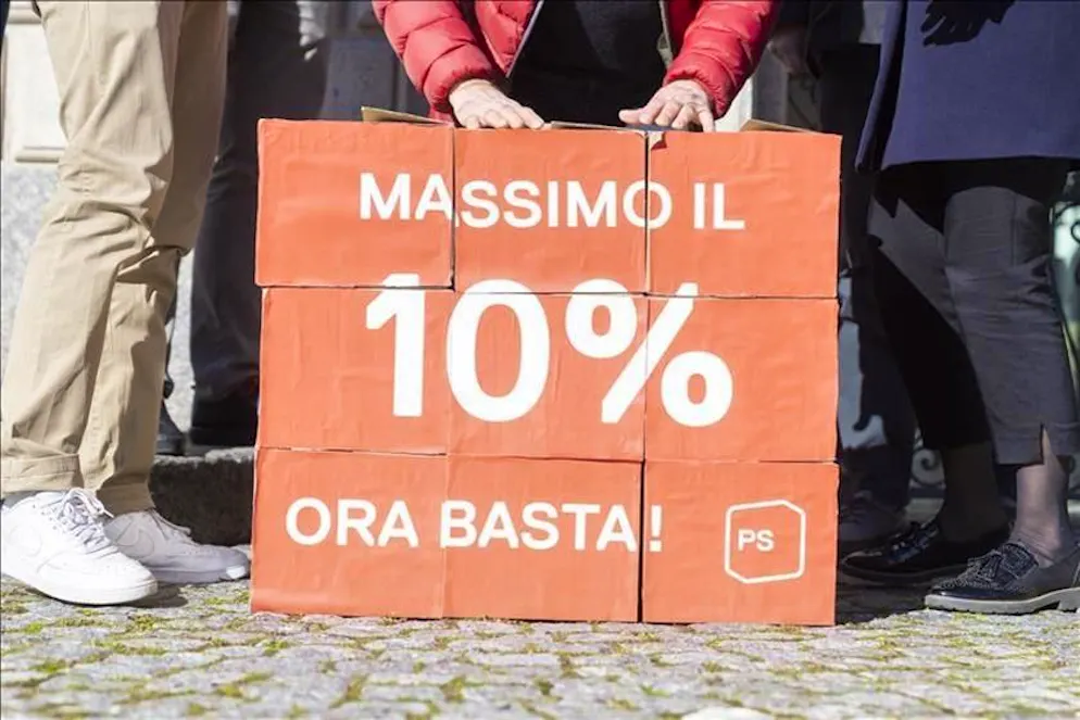 Durante la consegna delle firme