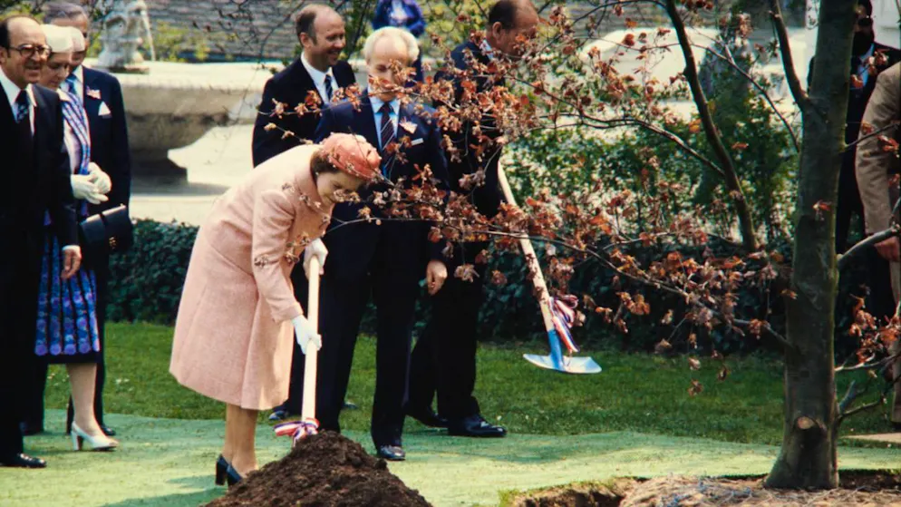 Séjours des têtes couronnées en Suisse, présentés au Musée national - Gallery. À l’occasion de sa visite d’État, la reine Elizabeth II fait une halte à l’exposition "Grün 80" à Bâle, le 1er mai 1980. Elle y plante un arbre en présence de 80'000 curieux. Mais non loin de là, des jeunes protestataires scandent "Marchons unis, mettons le feu à la reine!"