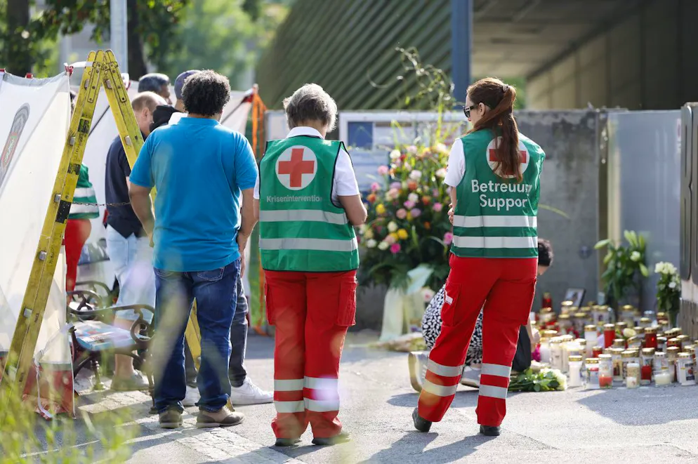 Candele e fiori vengono deposti davanti alla scuola di Graz.