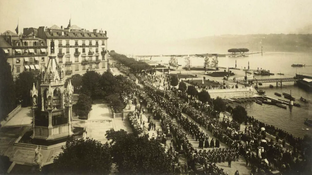 Séjours des têtes couronnées en Suisse, présentés au Musée national - Gallery. Le 1er septembre 1898 à Genève, plus de 30'000 personnes accompagnent le cercueil de l'impératrice Elisabeth d'Autriche en direction de la gare.