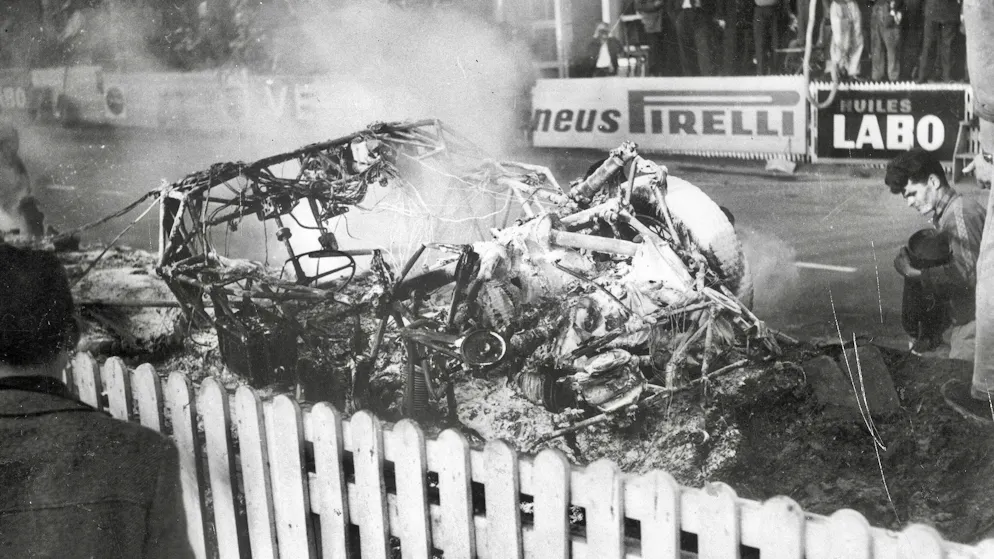 La Mercedes pilotée par le Français Pierre Levegh calcinée après l’accident.