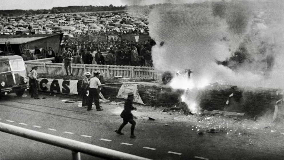 La Mercedes de Levegh est retombé sur un muret entre la piste et les tribunes et a explosé.