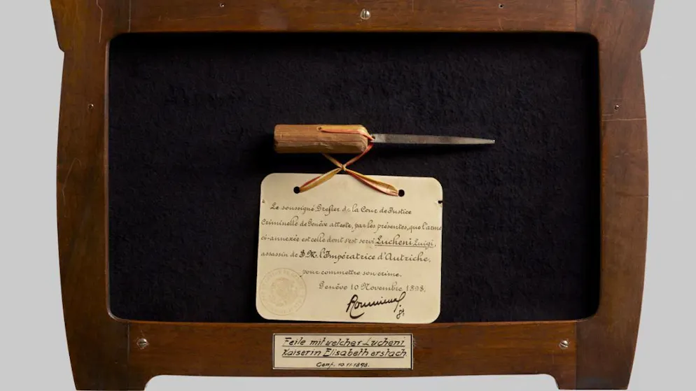 Séjours des têtes couronnées en Suisse, présentés au Musée national - Gallery. L'arme qui a servi à assassiner l'impératrice Sissi a longtemps été conservée à Genève avant d'être offerte à l'Autriche. Grâce à un prêt, le public du Musée national de Zurich peut la découvrir à son tour.