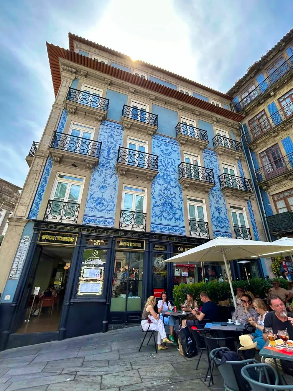 Porto: Lisbon's little sister. The many cozy alleyways and streets invite you to take a stroll.