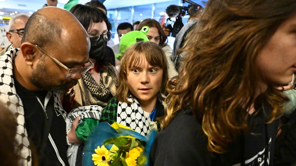 Quatre des 12 militants du bateau pour Gaza - dont la Suédoise Greta Thunberg, ici au centre - ont regagné leur pays après avoir accepté d'être expulsés par Israël.
Les huit militants toujours retenus en Israël ont eux refusé de signer un document autorisant leur expulsion.