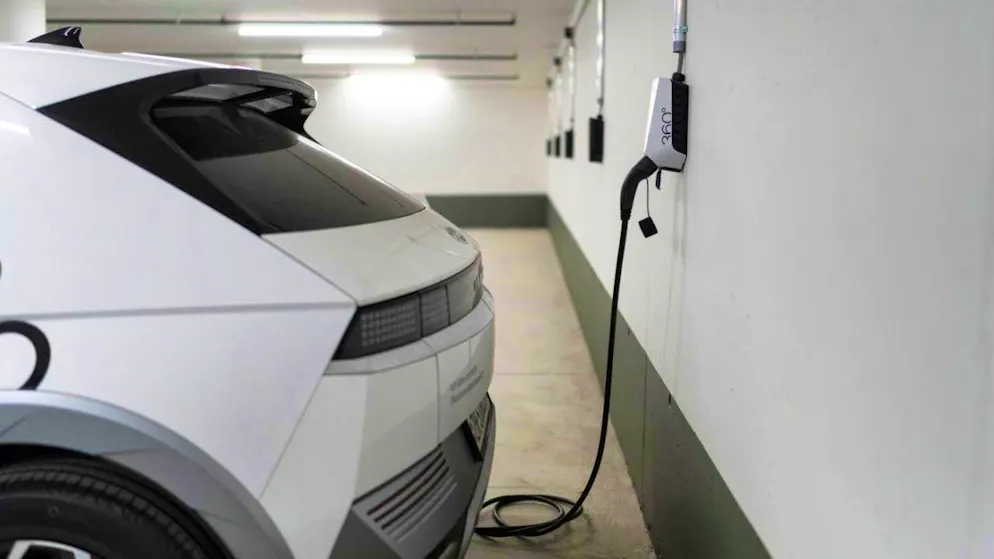 In future, access to charging stations for electric cars should be available in apartment buildings. This is what Parliament is demanding. (theme picture)