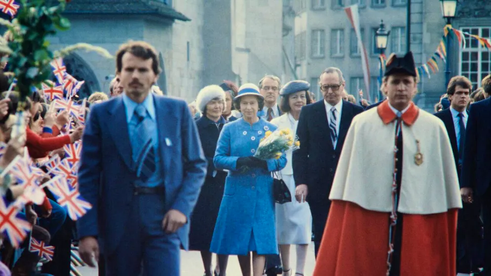 Séjours des têtes couronnées en Suisse, présentés au Musée national - Gallery. Le 3 mai 1980, le conseiller fédéral Hans Hürlimann (au centre) accompagne la reine Elizabeth II à Zurich.