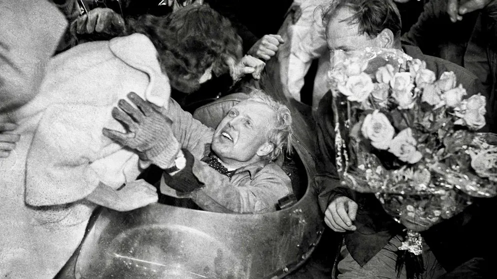 Malgré la tragédie, Mike Hawthorn remporte les 24 heures du Mans en 1955.