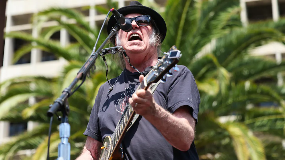 Neil Young s’est produit sur scène lors de la manifestation 'Fighting Oligarchy Tour" à Los Angeles le 12 avril.
