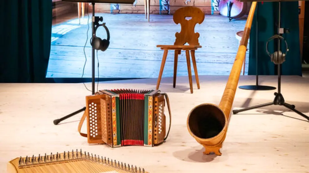 Forum de l'histoire suisse à Schwyz: expo sur la musique populaire - Gallery. Sur une petite scène, on peut yodler, jouer d’un instrument et danser: Des instruments sont mis à disposition, avec des instructions détaillées étape par étape.