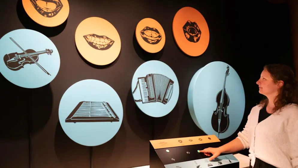 Forum de l'histoire suisse à Schwyz: expo sur la musique populaire - Gallery. Le public du Forum de l'histoire suisse est invité à découvrir les sonorités des différents instruments traditionnels et du yodel. On peut y activer ou désactiver les voix ou les instruments à sa guise, afin de créer votre propre version sonore.