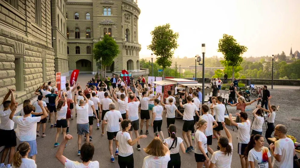 40 parliamentarians run 135 kilometers around the Federal Palace - Gallery. In the "Parlamotion" parliamentary run, around 40 participants from parliament and federal offices covered 135 kilometers around the Federal Palace in Bern.
