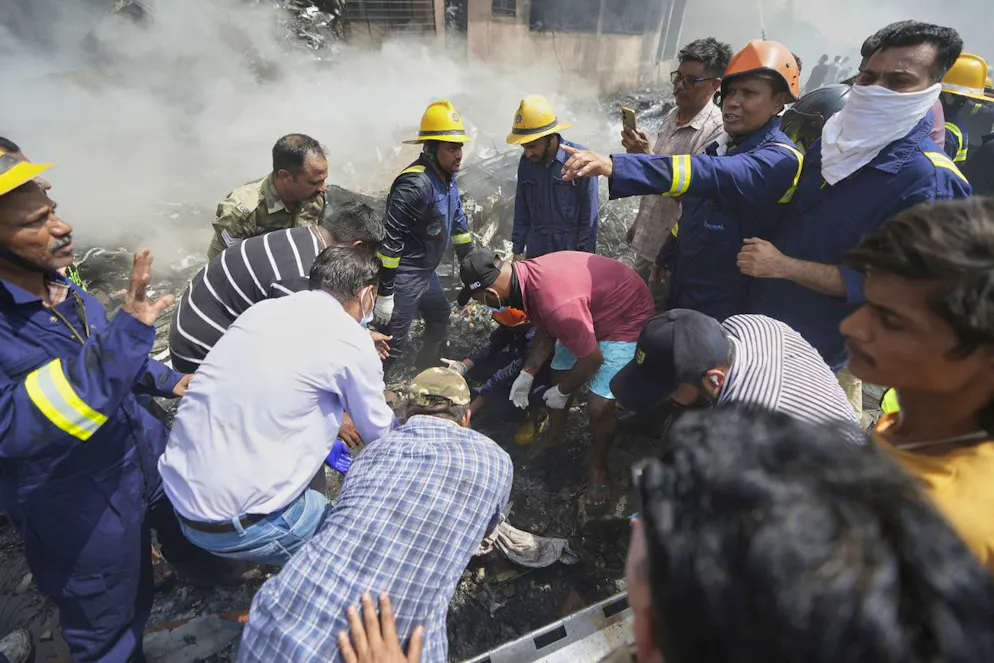 Les sauveteurs travaillent sur le site d'un accident d'avion qui s'est écrasé dans la ville d'Ahmedabad, dans l'État du Gujarat, au nord-ouest de l'Inde, le jeudi 12 juin 2025.