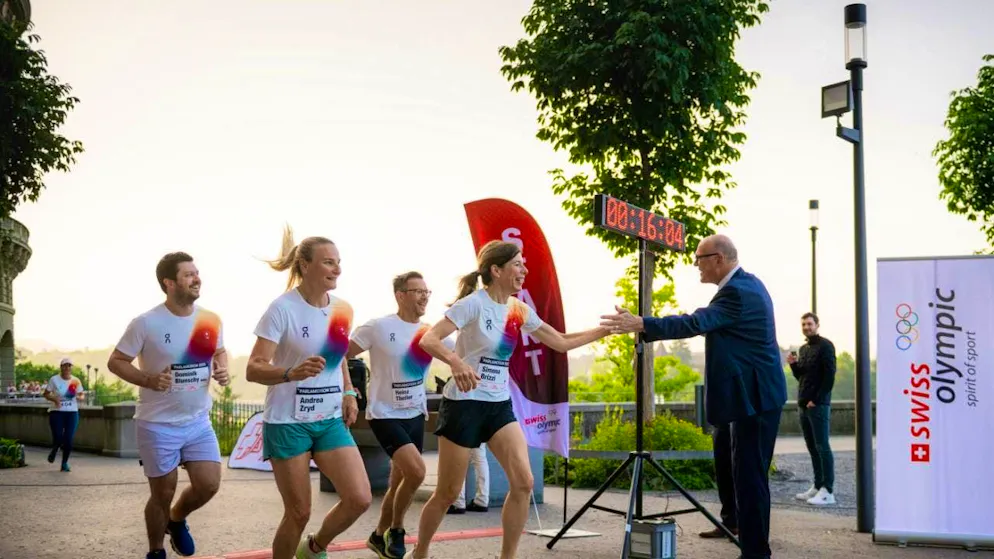 40 parliamentarians run 135 kilometers around the Federal Palace - Gallery. The starting signal was given by the new Sports Minister Martin Pfister in a suit and tie.