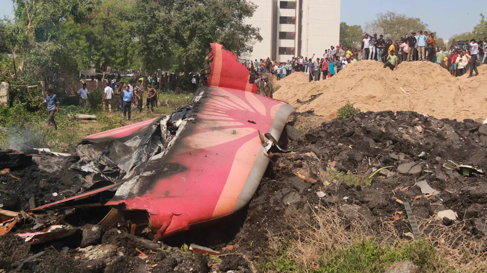 Aviazione. Un aereo passeggeri precipita in India con 242 persone a bordo. Ci sarebbe un sopravvissuto