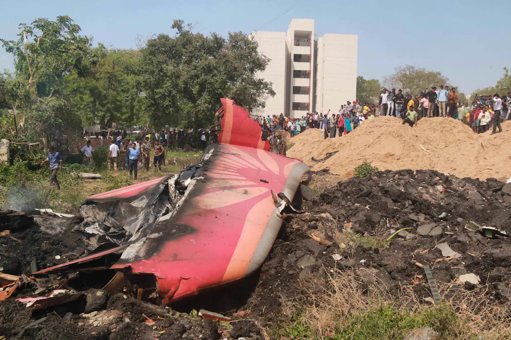 Crash in India. Non resta praticamente nulla del velivolo.