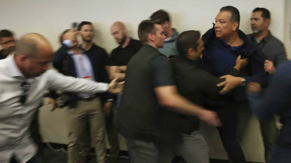 «Forcé au sol et menotté». Sénateur expulsé d'une conférence de presse d'une ministre de Trump