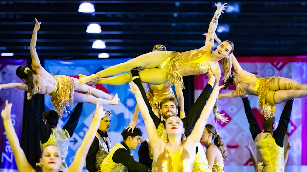 Un groupe de gymnastes font une démonstration d'un spectacle lors de la cérémonie officielle d'ouverture de la 77eme Fête fédérale de gymnastique le jeudi 12 juin 2025 à Beaulieu.