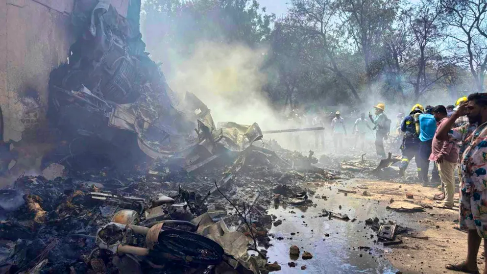 People stand around the wreckage of a crashed plane in the northwestern Indian city of Ahmedabad in the state of Gujarat. Photo: Ajit Solanki/AP/dpa