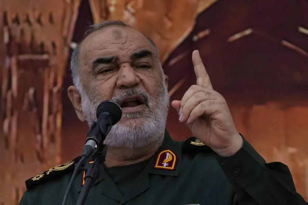Le général Hossein Salami, chef des Gardiens de la révolution islamique, s'exprime lors d'une cérémonie marquant le premier anniversaire de la mort de l'ancien président iranien Ebrahim Raisi, tué dans un accident d'hélicoptère dans le nord-ouest du pays avec le ministre des Affaires étrangères et plusieurs autres responsables, à Téhéran, en Iran, le jeudi 15 mai 2025.