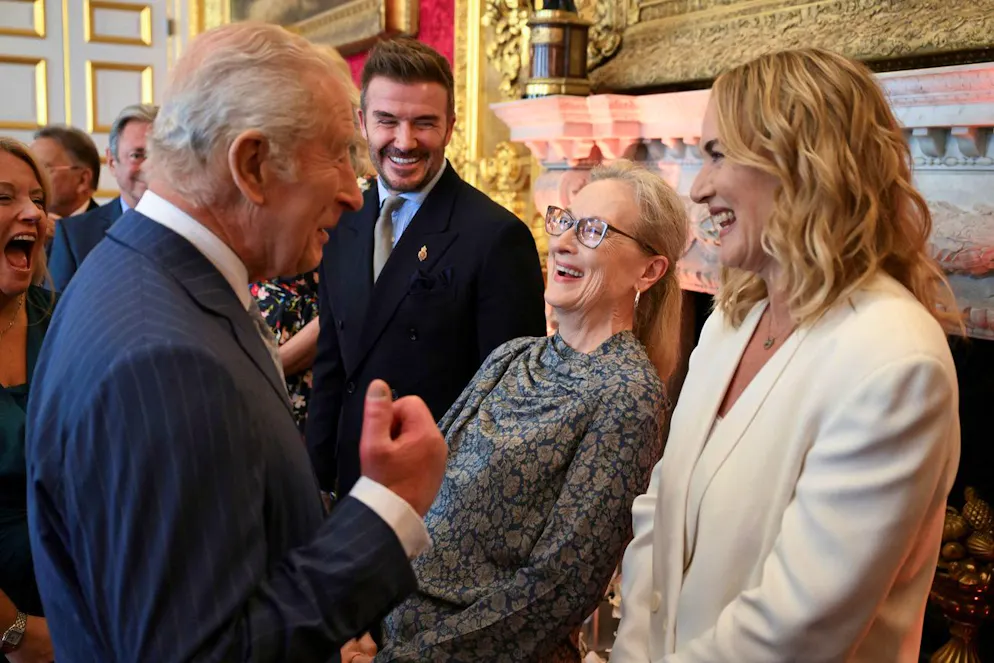 Re Carlo parla con Meryl Streep (al centro) durante la cerimonia annuale dei premi della Fondazione del Re. 