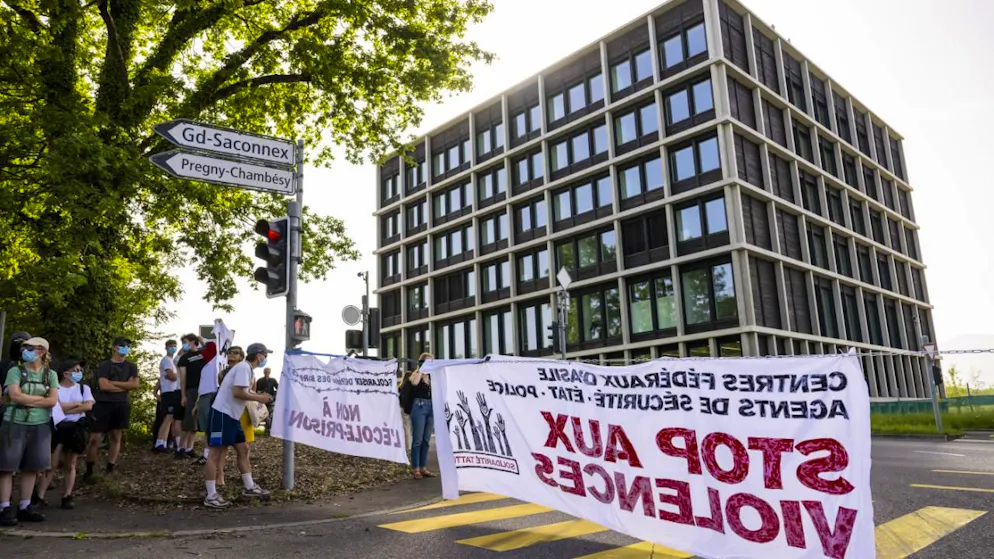 Manifestanti espongono striscioni contro il Centro federale d'asilo di Grand-Saconnex (GE)
