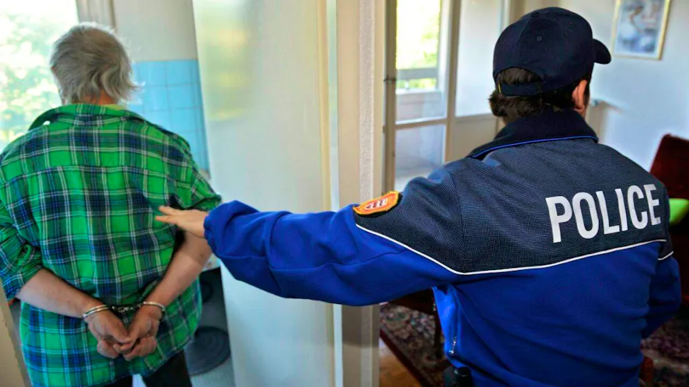 La police intervient en moyenne cinq fois par jour à domicile pour des cas de violence domestique et expulse la personne auteure des violences dans presque un cas sur trois (image d'illustration).