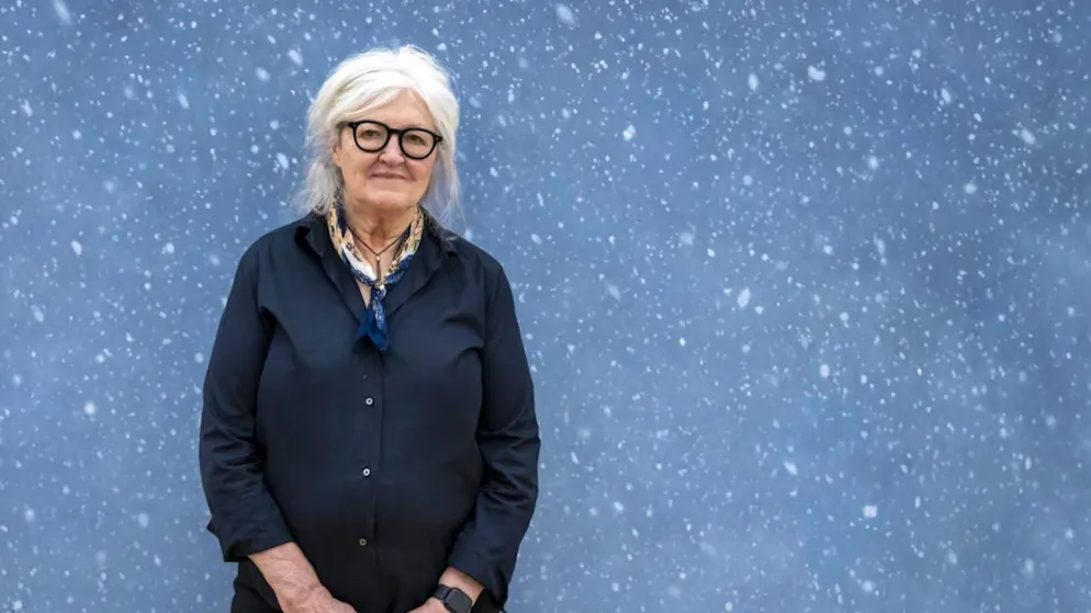 L'univers hyperréaliste de Vija Celmins à la Fondation Beyeler - Gallery. Présente vendredi à la Fondation Beyeler, l'artiste américano-lettone a posé notamment devant l'un de ses tableaux représentant une chute de neige nocturne.